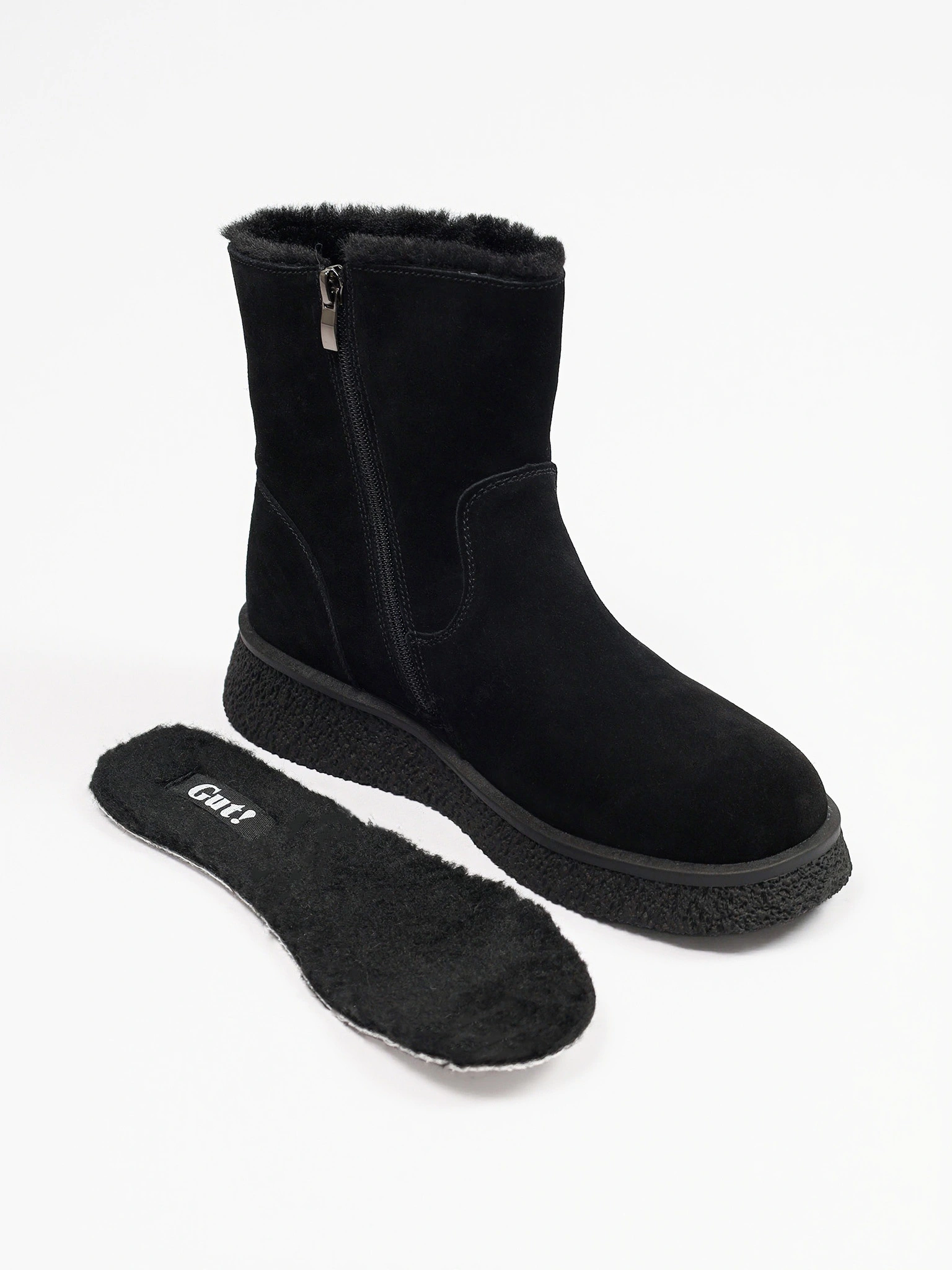 Ботинки черного цвета из натуральной замши на средней танкетке